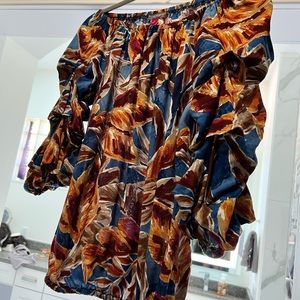 Vince Camuto off the shoulder, ruffled sleeve, elastic waist with Tie. Small.